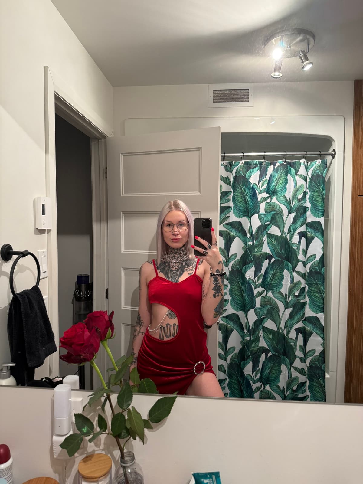 Photo 2 of 6 of melinaroy